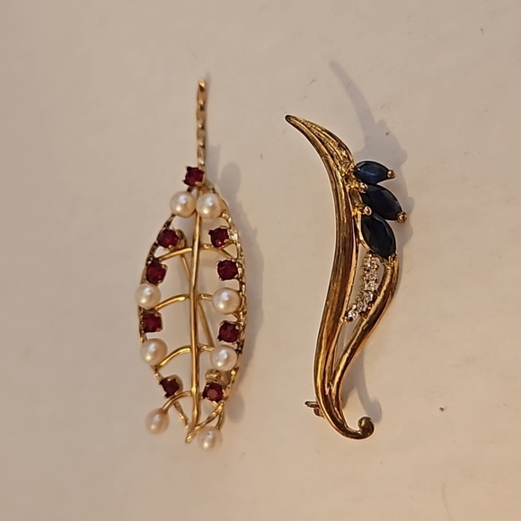 2 Vintage Beautiful Clear, Red, Blue Rhinestones & Faux Pearls on Goldtone Pins - Picture 1 of 9